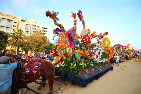  La Batalla de las Flores: A Surreal Tapestry of Life and Death